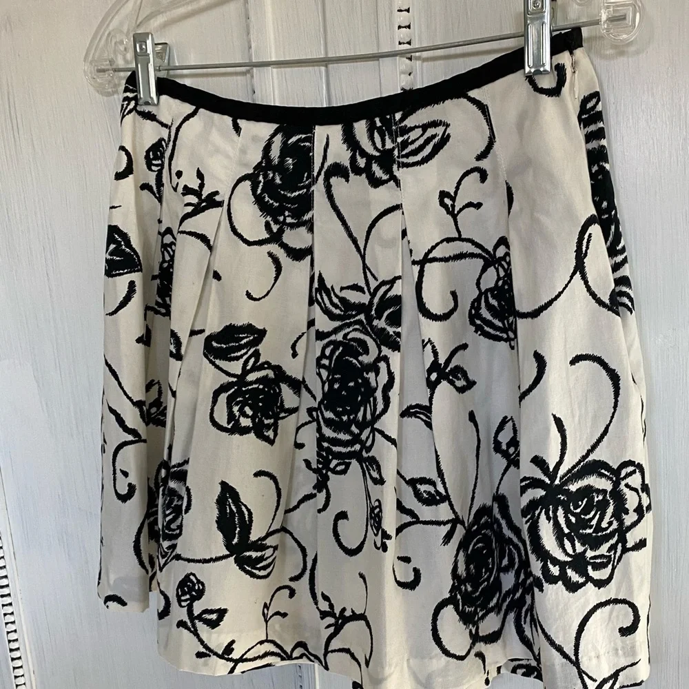 Kenar Mini Skirt Size 4 Black and White Pleated GUC